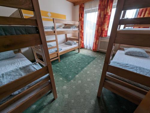 RetteneggDie Lams的客房设有三张双层床和一扇窗户。