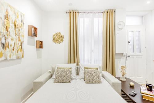 马拉科夫My Home Mirabeau的白色的客厅配有沙发和窗户