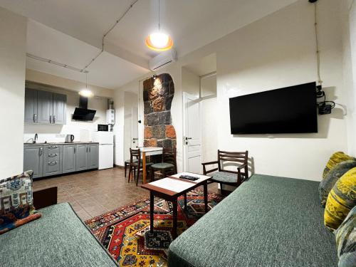 埃里温Apartments Pushkin Street的带沙发和桌子的客厅以及厨房。