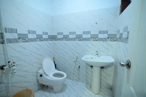 卡拉奇SEAVIEW COTTAGE的一间带卫生间和水槽的浴室