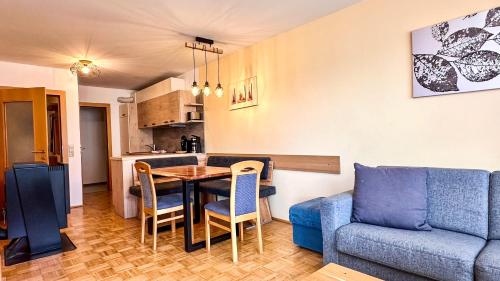 索内纳尔佩·纳斯费尔德Apartments Bergblick的客厅配有桌子和蓝色沙发