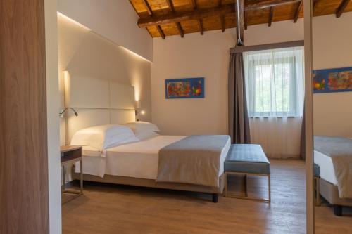 佩鲁贾Le Cappuccinelle Suites&SPA的一间卧室设有两张床和窗户。