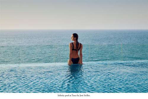 迪拜Mandarin Oriental Jumeira, Dubai的站在游泳池的水中的女人