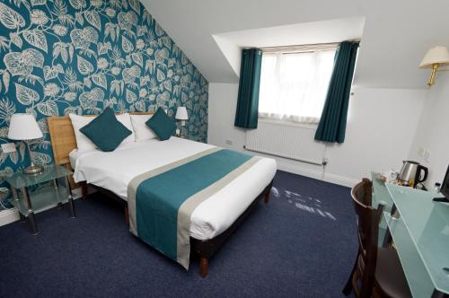 胡克贝辛斯托克Spa酒店的酒店客房设有床和窗户。