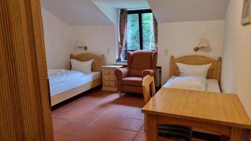 杜塞尔多夫罗豪赛霍夫酒店的小房间设有两张床和椅子