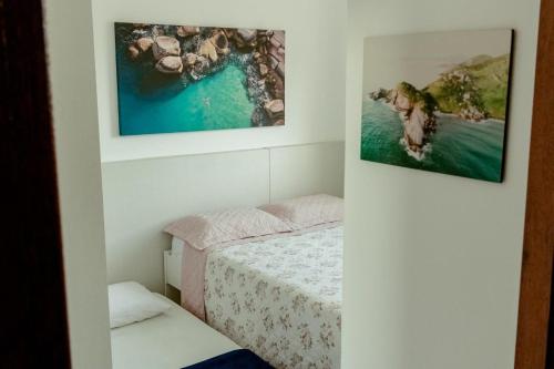 弗洛里亚诺波利斯Residencial Diva的卧室配有一张床,墙上挂着一幅画