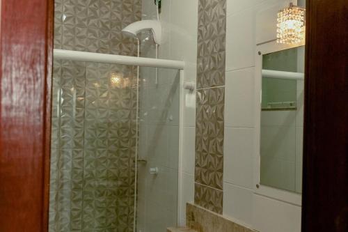 弗洛里亚诺波利斯Residencial Diva的浴室设有玻璃淋浴间和镜子