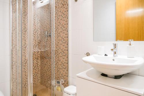 贝萨卢Ca lEudald 3 Apartamento en Besalú con terraza的白色的浴室设有水槽和淋浴。