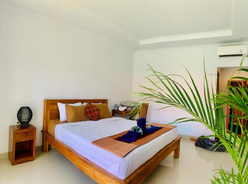 坎古Bali intan Canggu的一间卧室配有床和植物