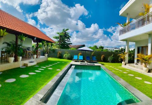 坎古Bali intan Canggu的一座房子后院的游泳池