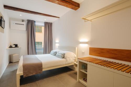 韦内雷港OBLO' Guesthouse的一间小卧室,配有床和窗户