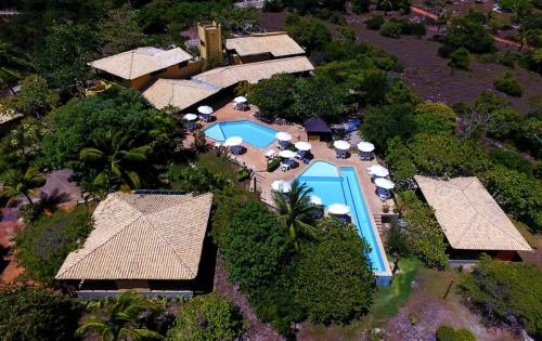 因巴塞Pousada Bichelenga的享有带游泳池和遮阳伞的度假村的空中景致