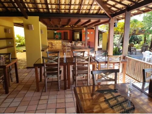 因巴塞Pousada Bichelenga的庭院配有木桌和椅子