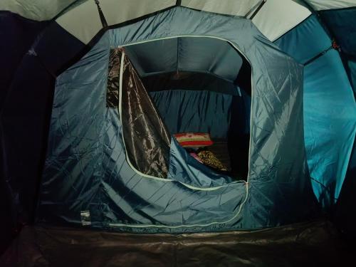 KanzalwanGUREZ CAMPSITE- WILDWOOD的蓝色帐篷,内有窗户