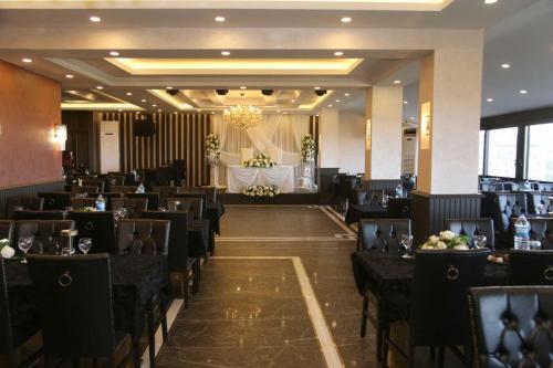 萨姆松BM HOTEL City的宴会厅配有黑色椅子和桌子