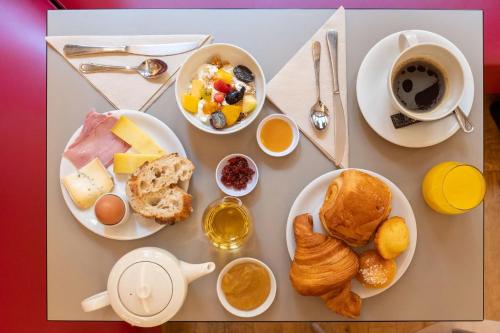 甘达坞伊港Abou Sofiane Hotel的餐桌,早餐食品和咖啡