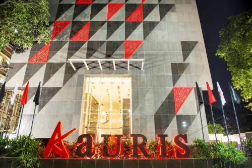 加尔各答奥利司酒店的前面有红色标志的建筑