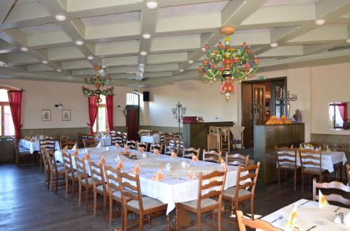安娜贝格-布赫霍尔茨普和贝格贝格酒店的一间带桌椅和吊灯的用餐室
