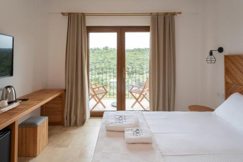 格克切达镇TERRA GAİA Hotel的酒店客房设有一张床和一个阳台。