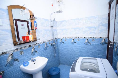 瓦都瓦Suriya Ocean Villa的一间带水槽和鸭子的浴室