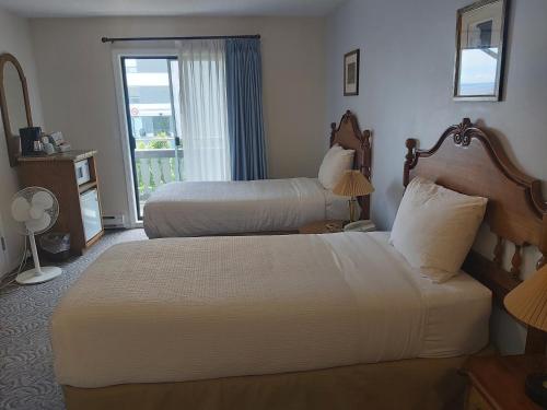 坎贝尔河黑伦着陆酒店的酒店客房设有两张床和窗户。