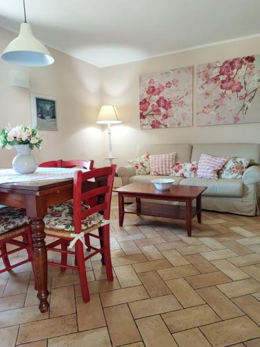 苏尔莫纳Il Bagolaro Casa Vacanze的客厅配有桌子和沙发