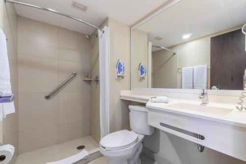 贾拉普夏拉帕城市快捷酒店的浴室配有卫生间、盥洗盆和淋浴。