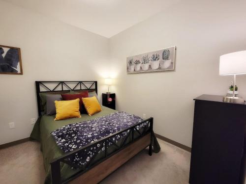 罗切斯特2 Bedroom Brand New Apartment Near Mayo, Park Free的一间卧室配有一张带黄色枕头的床。