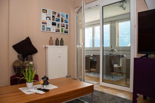 斯皮特安德劳Stadt & See Appartement Penthouse inkl MIC Card的客厅配有咖啡桌和滑动玻璃门
