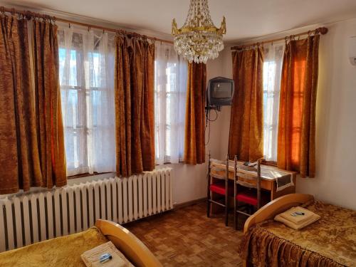 阿巴纳西阿伴纳斯酒店的客房设有桌椅和窗户。
