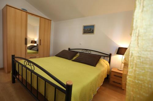 特罗吉尔索罗那公寓的一间卧室配有一张黄色床罩的床