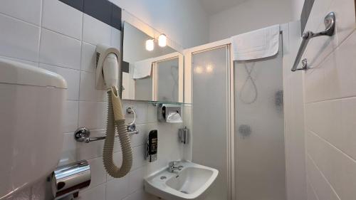 加尔达湖滨瓦拉内酒店的一间带电话和水槽的浴室