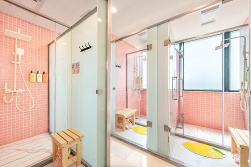 上海一只柠萌酒店(上海淮海路店)  - 地铁1号线7号线常熟路200米的带淋浴的浴室和玻璃门