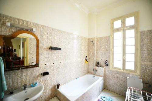 卡萨布兰卡Cosy Art Deco Apart的带浴缸、水槽和镜子的浴室