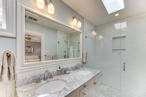 洛杉矶Quaint Los Angeles Home about 4 Mi to Venice Beach!的一间带两个盥洗盆和大镜子的浴室