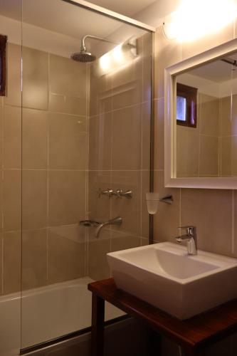 乌斯怀亚弗里奥乌斯怀亚山谷宾馆的一间带水槽、浴缸和镜子的浴室
