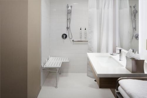 弗吉尼亚海滩万豪弗吉尼亚海滩海滨春丘套房酒店的白色的浴室设有水槽和淋浴。