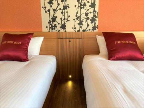 大阪FIVE HOTEL OSAKA - Vacation STAY 52836v的两张睡床彼此相邻,位于一个房间里