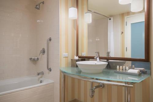 亚里索维耶荷阿里索维耶荷俱乐部运动万丽酒店的一间带水槽、浴缸和镜子的浴室