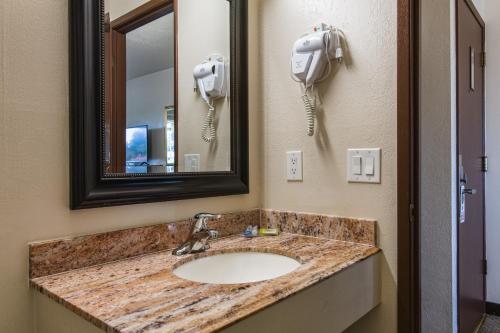 贝灵厄姆科奇曼旅馆的一间带镜子和电话的盥洗盆的浴室