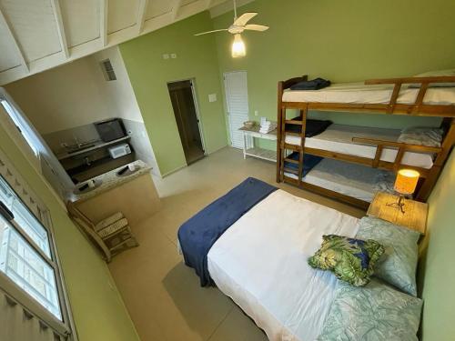 佩鲁伊比Surfside Suites的一间卧室配有床和双层床。