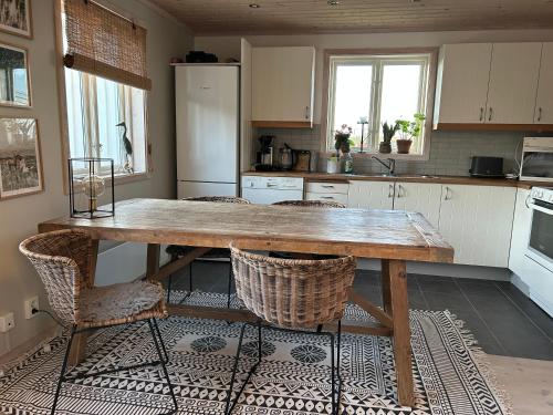 格雷伯斯塔德Villa Tjurpannan Grebbestad的厨房配有大型木桌和椅子
