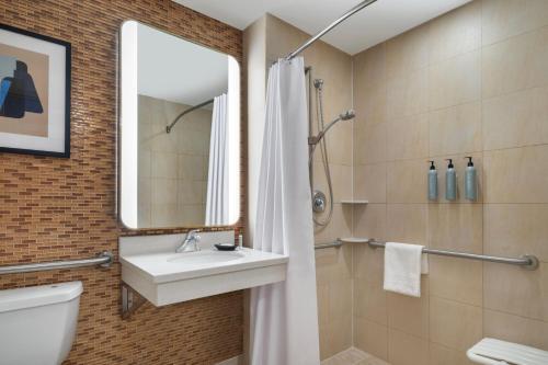 纽约纽约曼哈顿/苏活区万怡酒店的一间带水槽、卫生间和镜子的浴室