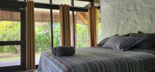 太平洋港Villa Serenity welcomes you的卧室在窗户前配有一张床
