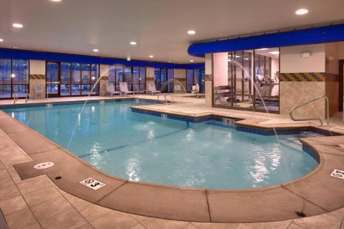 科达伦科达伦春季山丘套房酒店的在酒店房间的一个大型游泳池