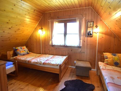 科帕利诺Holiday home in Kopalino的一间位于小屋内的卧室,配有一张床和一个窗户