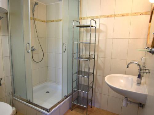 科帕利诺Holiday home in Kopalino的带淋浴和盥洗盆的浴室