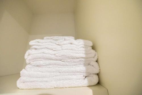 奥平顿Impeccable 2-Bed Apartment in Orpington的墙上的白色毛巾堆