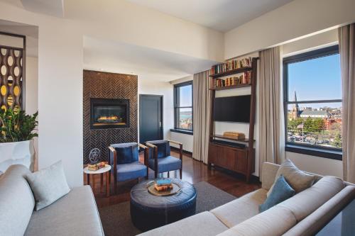 波特兰普莱斯酒店 - 傲途格精选酒店的带沙发和壁炉的客厅