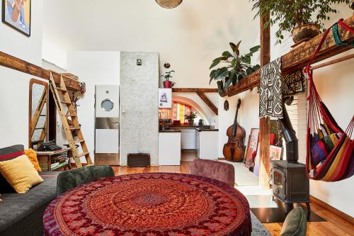 弗罗茨瓦夫Cesar Apartment的带沙发和炉灶的客厅